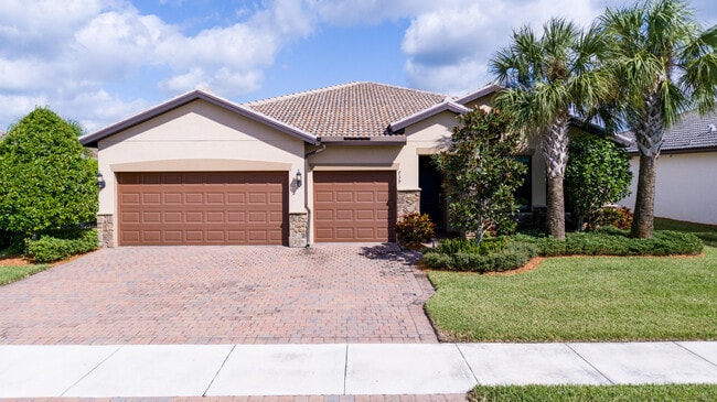 Building Photo - 739 SE Villandry Way