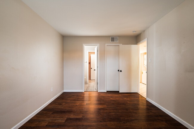 Building Photo - 925 Country Club Dr SE