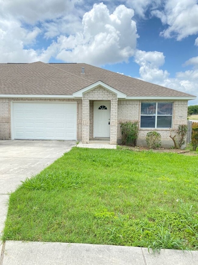 Building Photo - New Braunfels 3 Bedroom Single Story Duplex Available NOW!