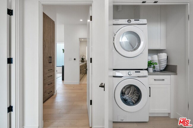 Building Photo - 5164 W Mid City Ct