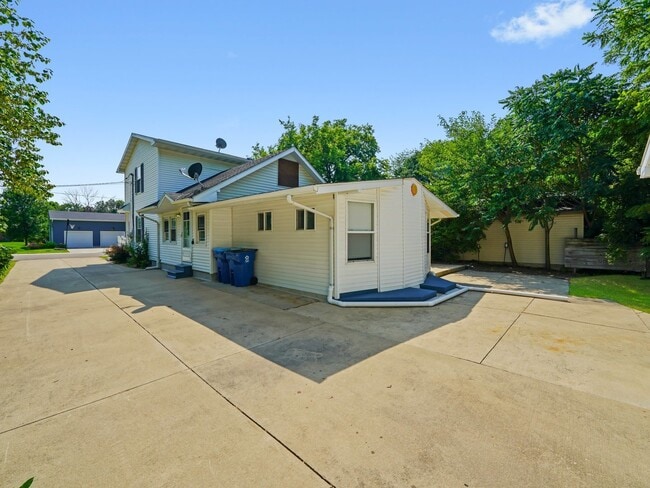 Building Photo - 520 W Johnson St