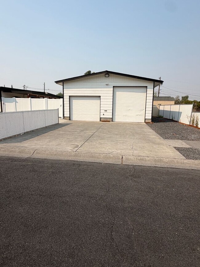 Building Photo - 803 N Vista Dr