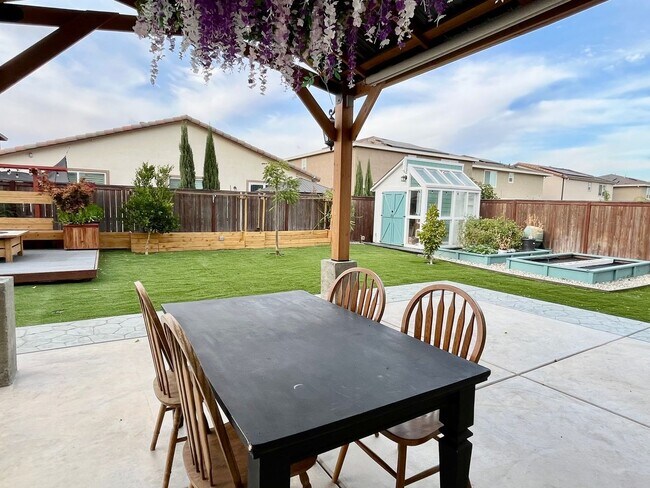 Building Photo - 4 Bedroom Single Family Home in Elk Grove