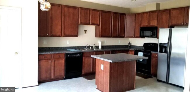 Building Photo - 323 Golden Eagle Way