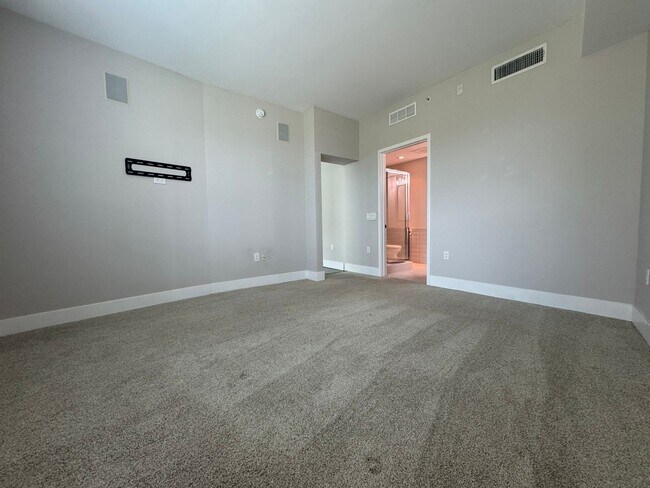 Building Photo - Luxurious 2/2 Modern Condo in Prestigious Channelside with Resort-Style Amenities