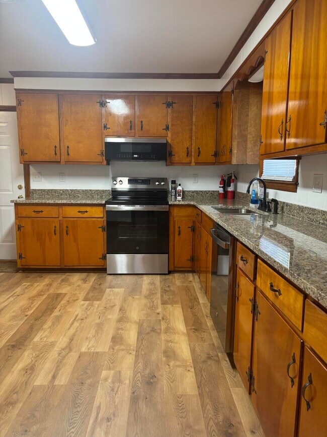 Building Photo - 855 Whatley St