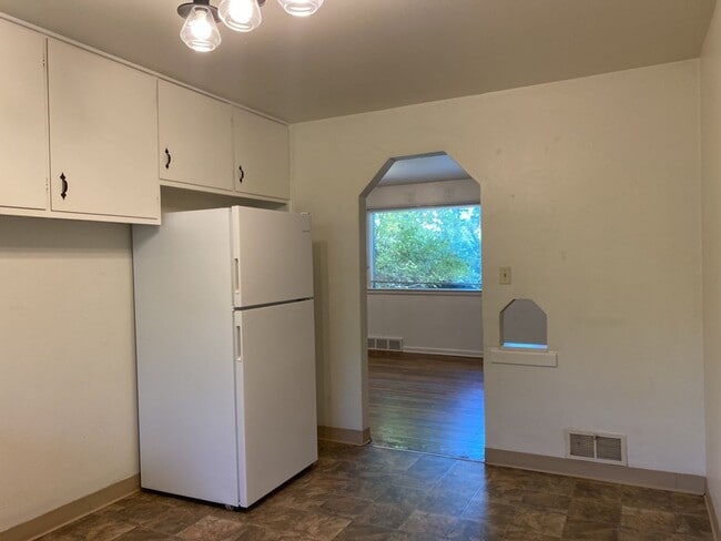 Building Photo - STUDENTS WELCOME! 3 Bedroom/ 1 Bathroom Home One Block from CSU