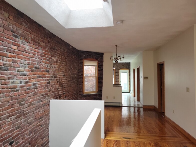 Building Photo - 67 Baldwin St