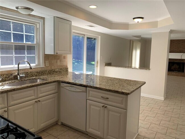 Building Photo - 4536 Woodlawn Lake Dr