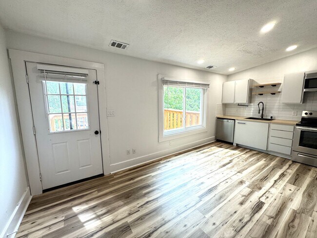 Building Photo - 1618ELL