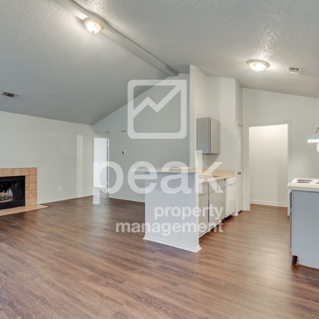 Building Photo - $1395! 2 Bed/ 2 Bath Duplex! $350 off initial costs! Apply before 3/26!