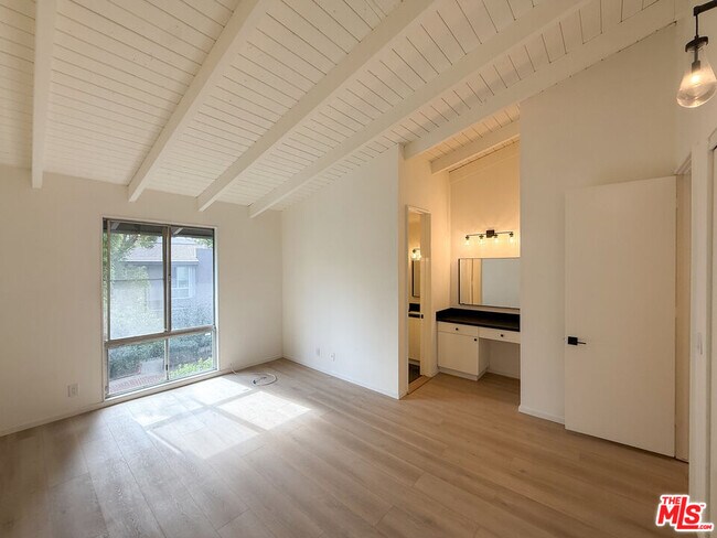 Building Photo - 6639 Green Valley Cir