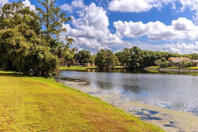 Building Photo - 9080 Lime Bay Blvd