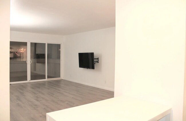 Building Photo - Unbeatable Location