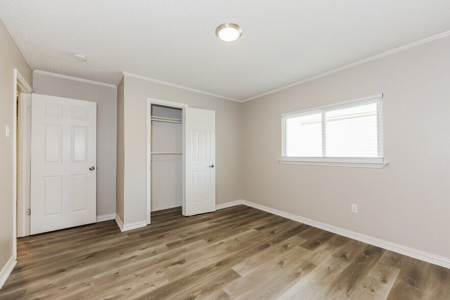 Building Photo - 6003 Cool Springs Dr
