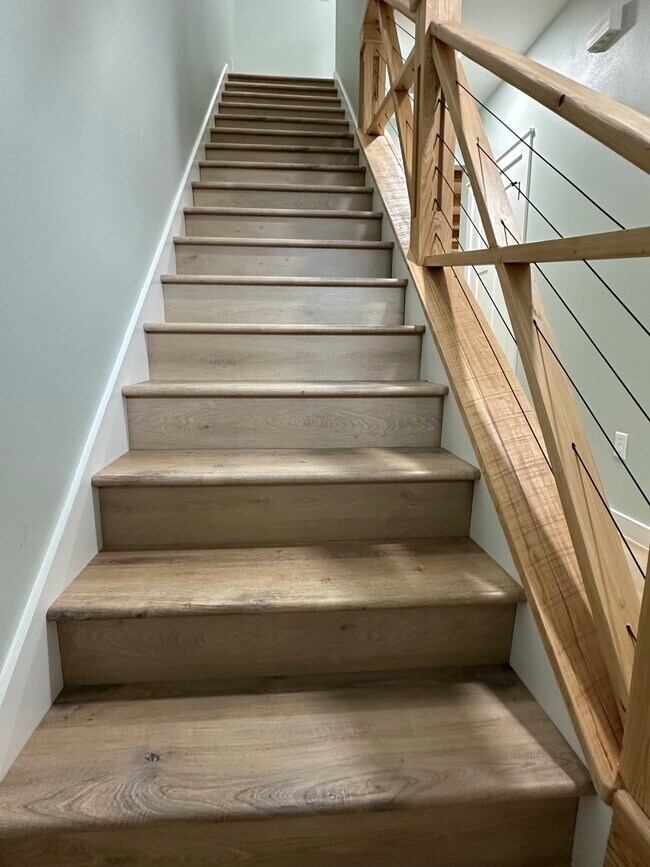 Building Photo - 207 Cherry Ave