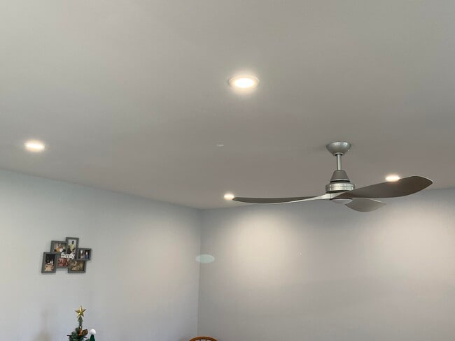 Building Photo - 812 Burgundy Q