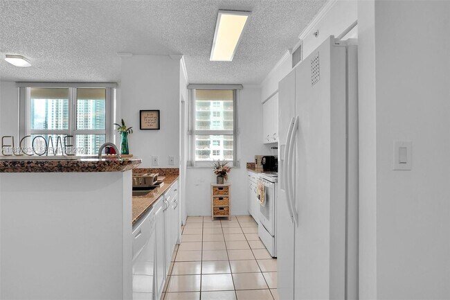 Building Photo - 1155 Brickell Bay Dr