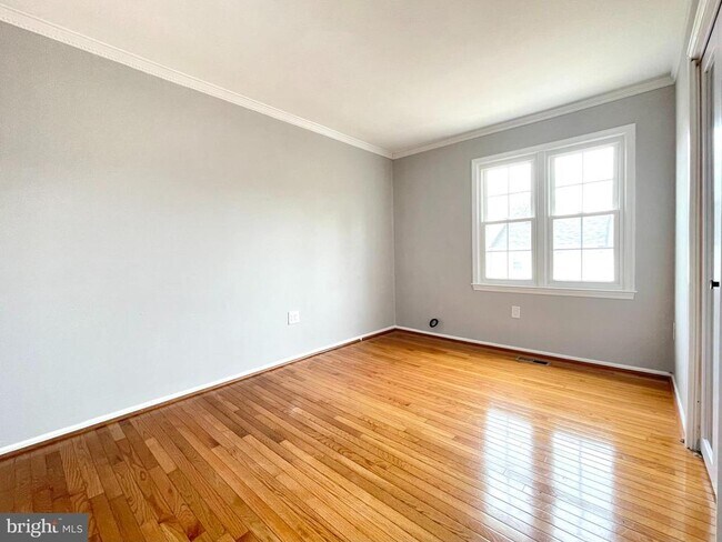 Building Photo - 27 Chantilly Ct