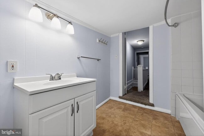 Building Photo - 354 E 6th Ave