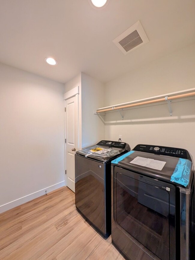 Building Photo - **New Construction** FOUR Bedroom House for Rent in Eastmont School District!