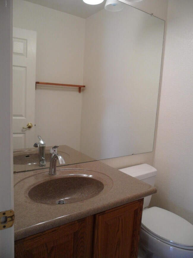 Building Photo - 687 S Sahuaro Dr