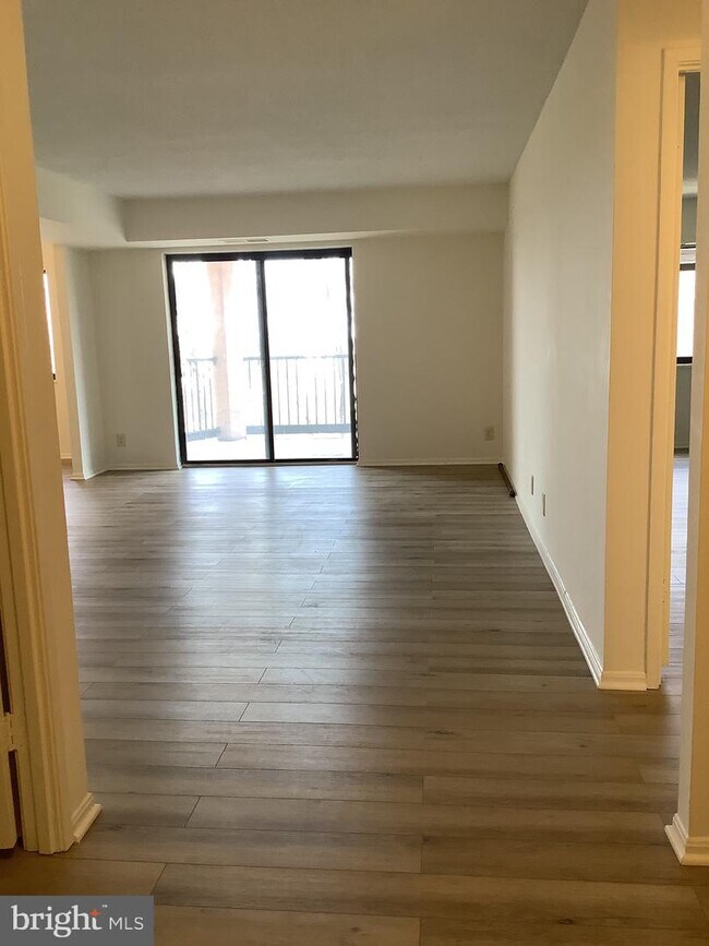 Building Photo - 5901 Mt Eagle Dr