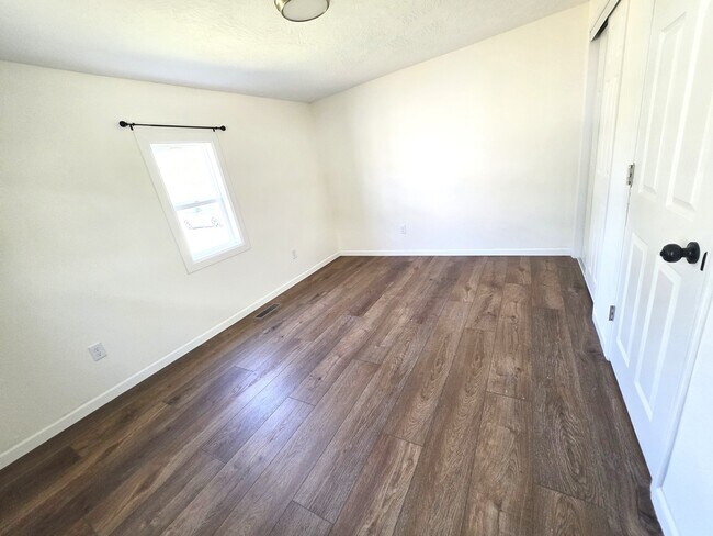 Building Photo - 1626 W Thoman St