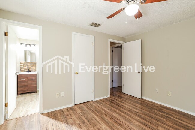 Building Photo - 229 Evergreen Ln