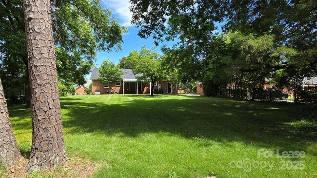 Building Photo - 9124 Sandburg Ave
