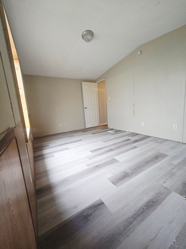 Building Photo - 3 bedroom, 2 bath Mobile Home in Yorktowne