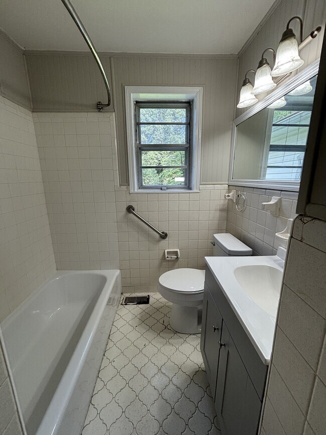 Building Photo - 3049 Highland Dr