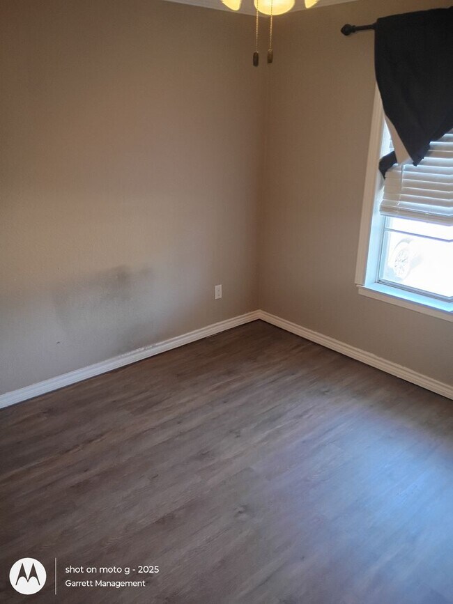 Building Photo - Split level home in West Lampasas