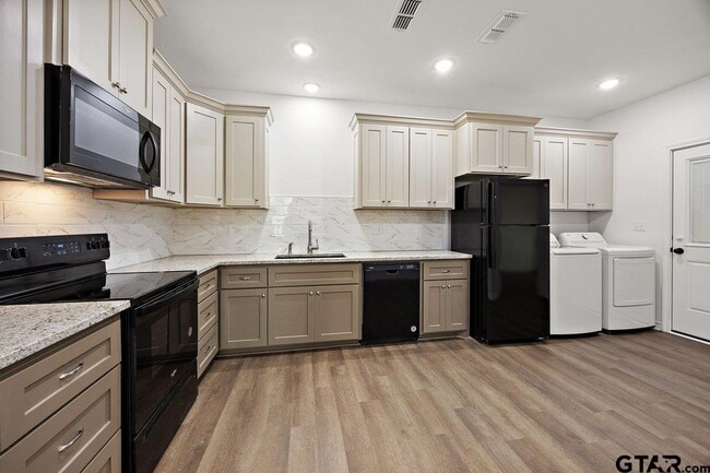 Building Photo - 504 Neches St