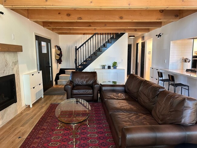 Building Photo - Fully Furnished, Beautifully Remodeled Cha...