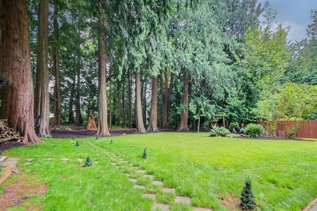 Building Photo - Stunning Home in Lake Stevens