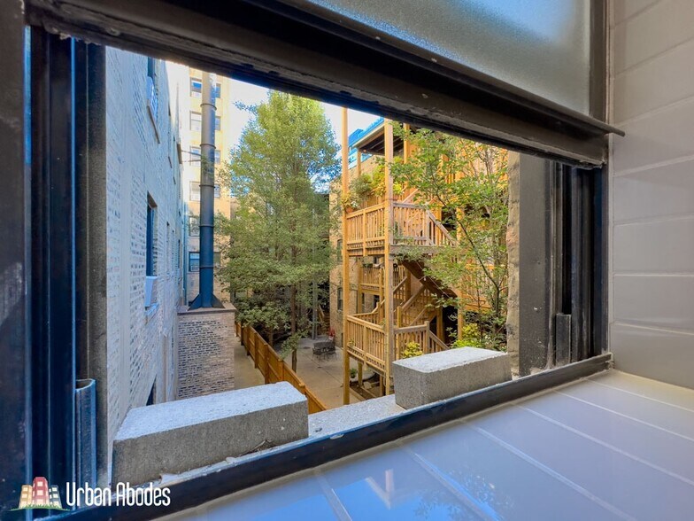 Building Photo - 501 W Belmont Ave