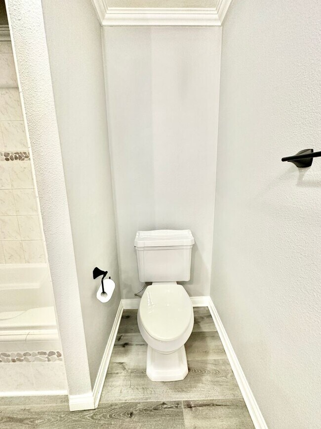 Building Photo - Beautiful, End-Unit, Ground Level, Largest SF 1/1 layout in the Pala Mesa Villas Community with G...