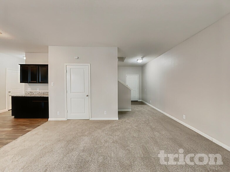 Building Photo - 4945 Hallies Gdn