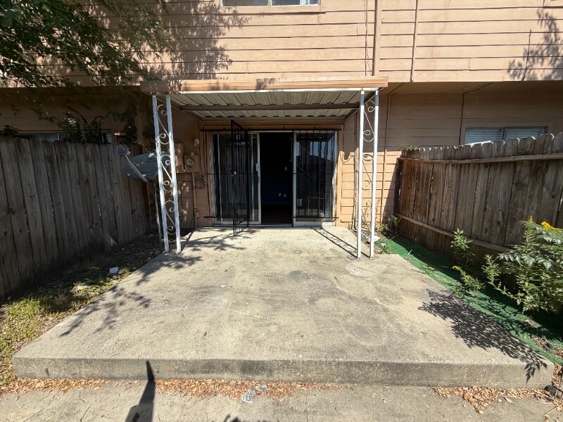 Building Photo - 7700 Creekbend Dr