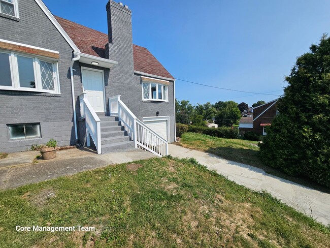 Building Photo - Fully Updated 3 bedroom 2 bathroom House f...