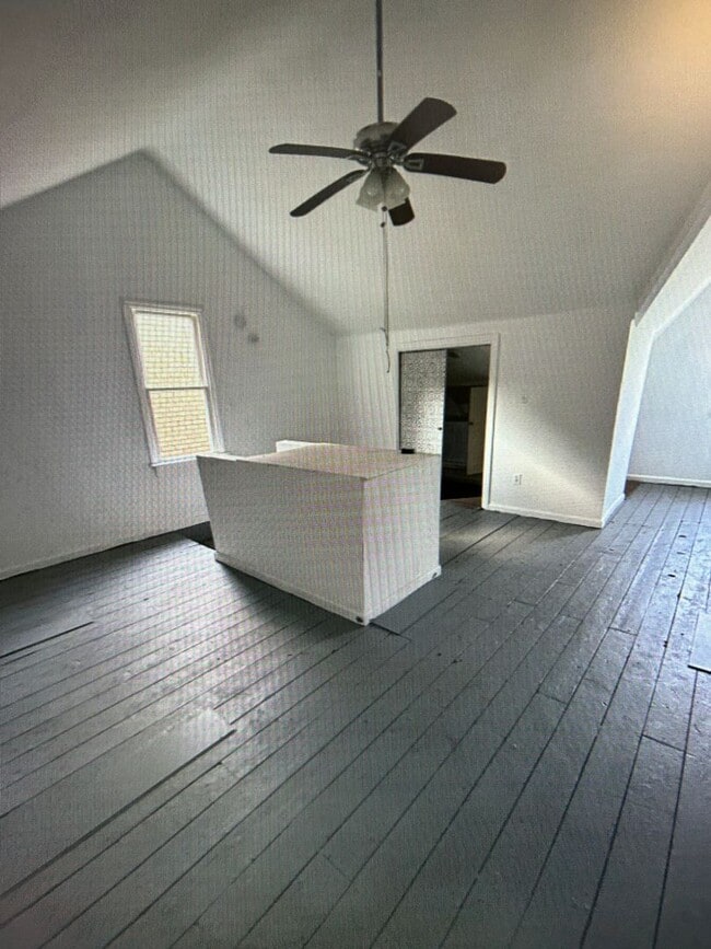 Building Photo - Large Victorian Style House