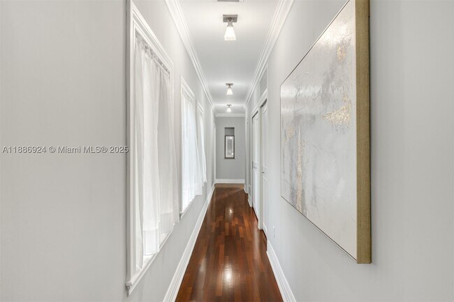 Building Photo - 11 E Rivo Alto Dr