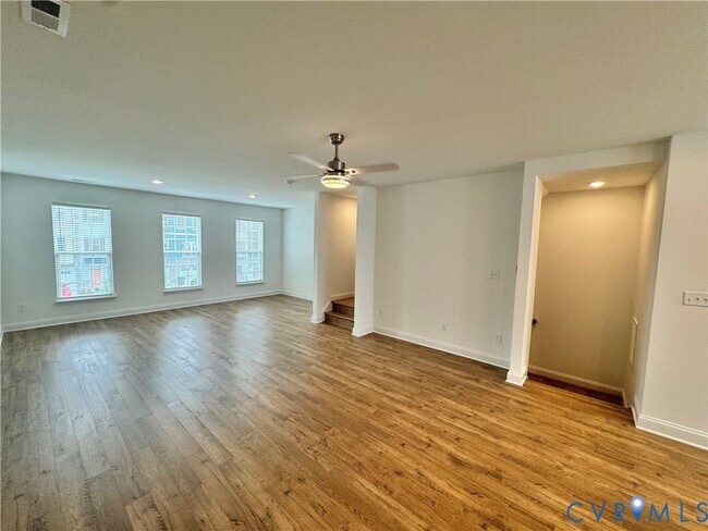 Building Photo - 13800 Village View Dr