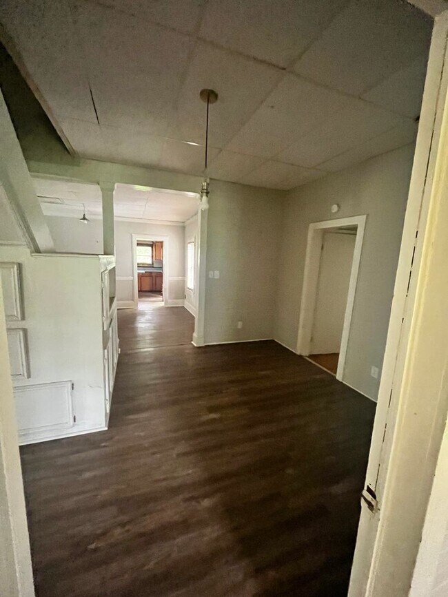 Building Photo - Beautiful 3/2 Farmhouse on Acreage