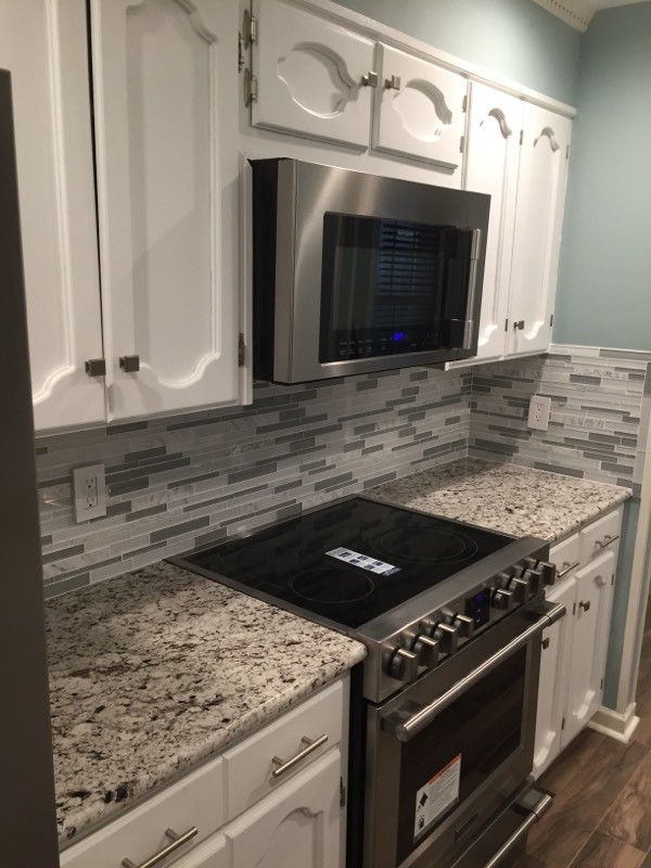 Building Photo - Gorgeous Updated 2BR 3BA Town house