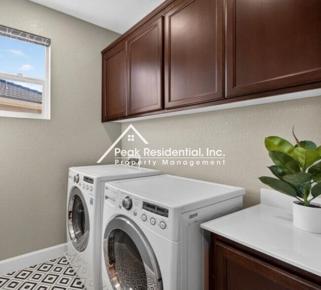 Building Photo - Beautiful 3bd/2.5ba Folsom Home with 2 Car Garage!