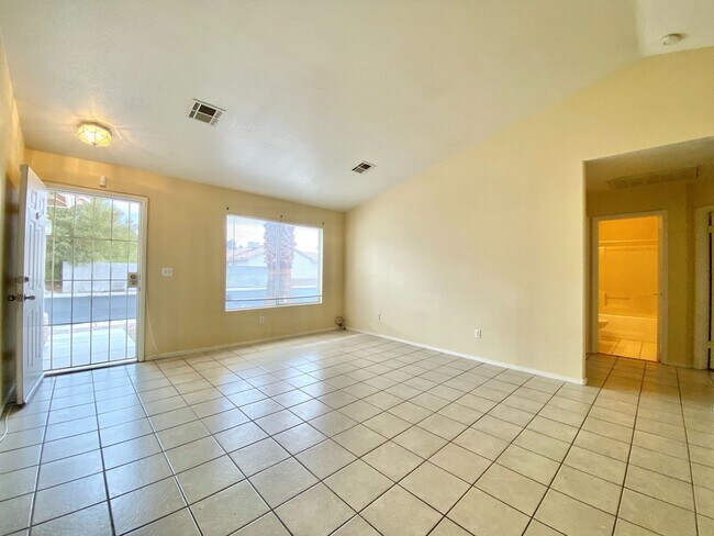 Building Photo - Charming single-story home