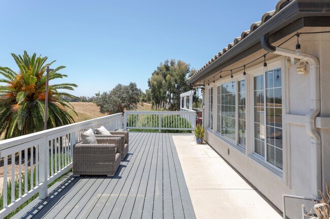 Building Photo - RANCH STYLE POOL HOME ON 2+ ACRES IN THE H...