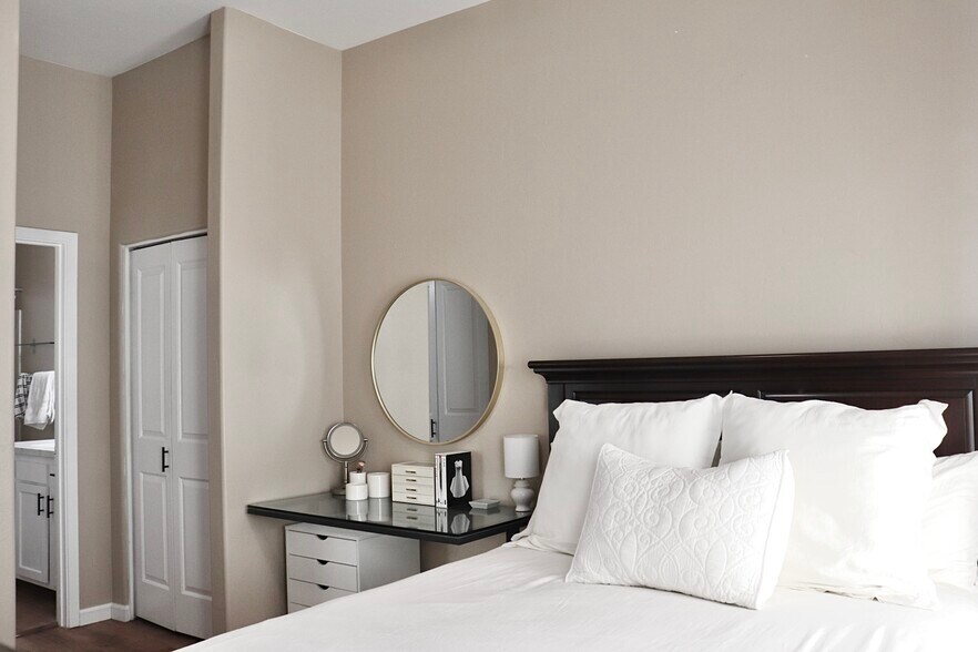 Building Photo - 2024 E River Rd